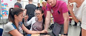 Studierende diskutieren bei einem Hackathon in Berlin.