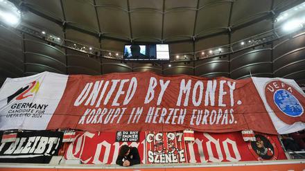 Stuttgarter Fans vor dem Spiel gegen Düsseldorf mit einer klaren Botschaft an DFB, DFL und Uefa.