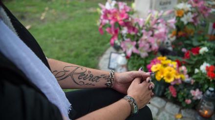 Die Mutter der getöteten 14-Jährigen Keira aus Berlin-Hohenschönhausen trauert am Grab ihrer Tochter.