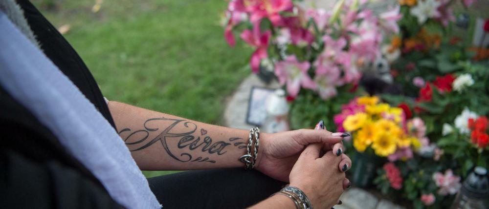 Die Mutter der getöteten 14-Jährigen Keira aus Berlin-Hohenschönhausen trauert am Grab ihrer Tochter.