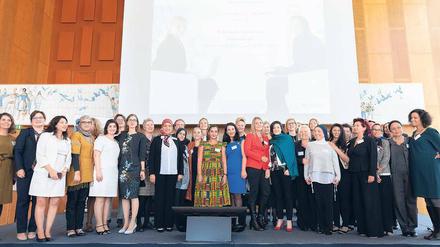 All the busy ladies! Moderne Zeiten im alten Staatsratsgebäude der DDR: wirtschaftlicher Erfolg, Gleichberechtigung, Freundschaft, das alles bewegt die „Ouissal“-Mentorinnen-Paare. Sie waren zu Gast in Berlin anlässlich des 4. Deutsch-Arabischen Frauenforums vom Euro-Mediterran-Arabischen Länderverein am 25. September 2018.