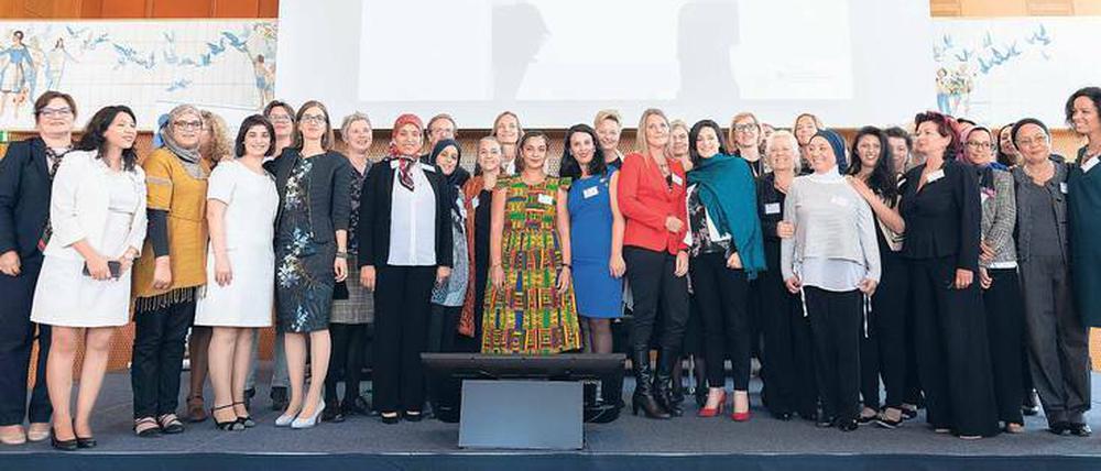 All the busy ladies! Moderne Zeiten im alten Staatsratsgebäude der DDR: wirtschaftlicher Erfolg, Gleichberechtigung, Freundschaft, das alles bewegt die „Ouissal“-Mentorinnen-Paare. Sie waren zu Gast in Berlin anlässlich des 4. Deutsch-Arabischen Frauenforums vom Euro-Mediterran-Arabischen Länderverein am 25. September 2018.