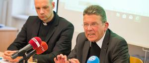 Pater Manfred Kollig (r), Generalvikar im Erzbistum Berlin und Regens Matthias Goy (l), Priester im Erzbistum Berlin.