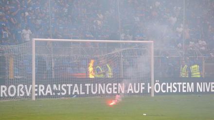 Rauch über Mannheim. Die Folgen bleiben der Relegationsausschreitungen muss Waldhof jetzt tragen.