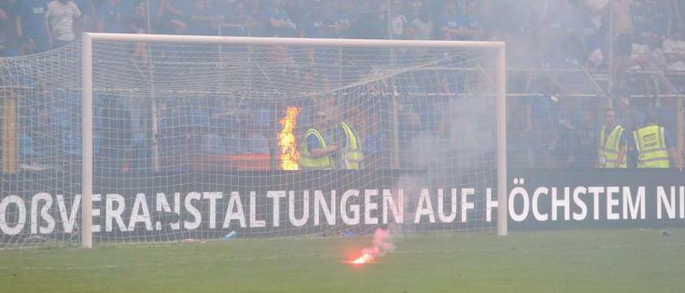 Rauch über Mannheim. Die Folgen bleiben der Relegationsausschreitungen muss Waldhof jetzt tragen.