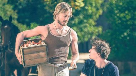 Theorie und Praxis. Kruso (Albrecht Schuch, links) will Ed (Jonathan Berlin) zu den „Wurzeln der Freiheit“ führen. Aber vorher steht Zwiebelschneiden auf dem Programm.