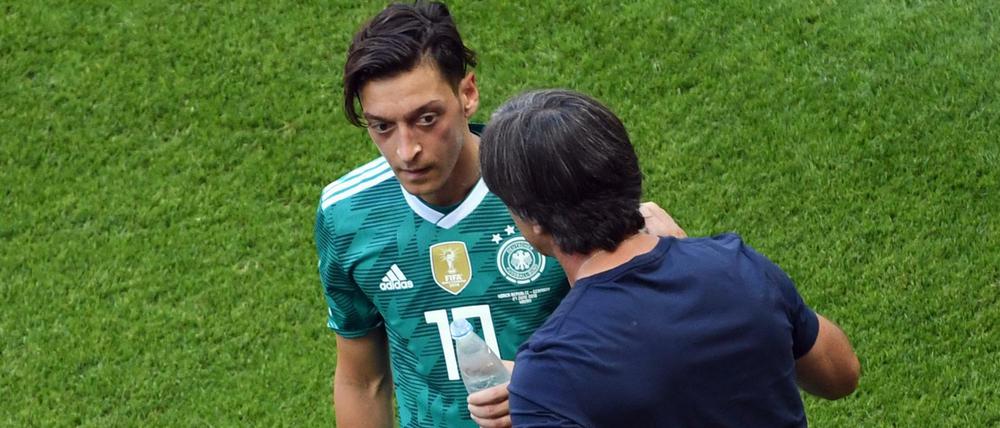 Mesut Özil (links) lässt Bundestrainer Joachim Löw nicht mehr an sich heran.