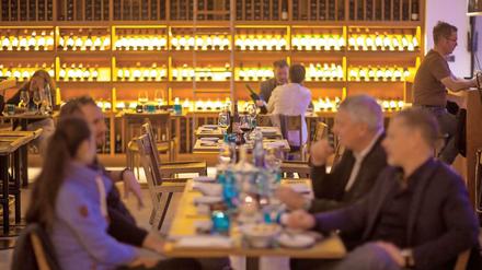 Essen am Weinregal. Das "SchmidtZ&amp;Ko" in Friedenau ist geräumig und mehr Geschäft als Restaurant - eine angenehme Atmosphäre.