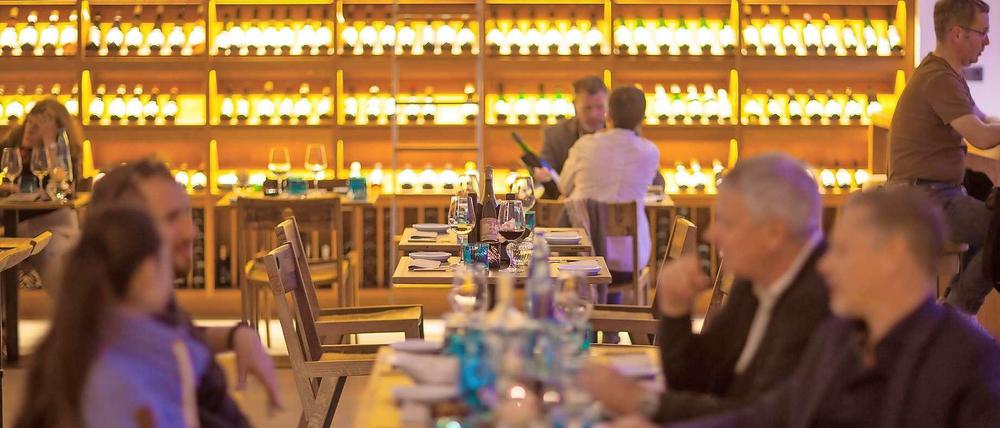 Essen am Weinregal. Das "SchmidtZ&Ko" in Friedenau ist geräumig und mehr Geschäft als Restaurant - eine angenehme Atmosphäre.