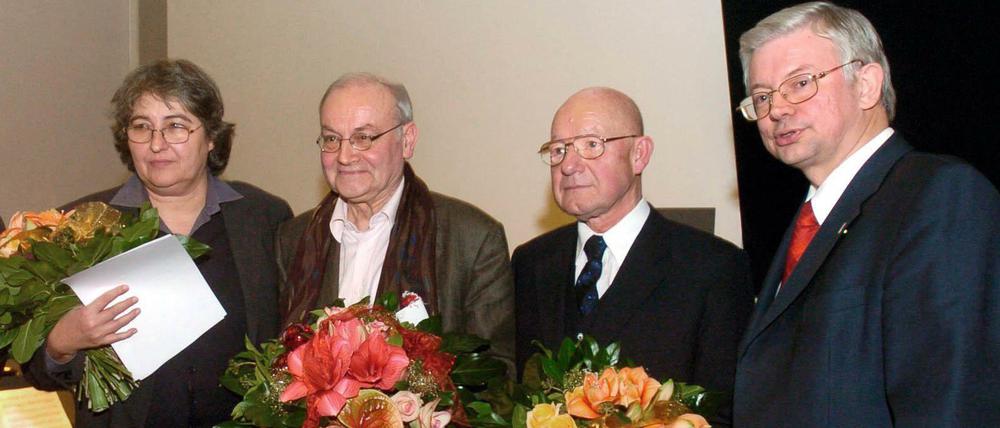 Klaus Völker (2. von links) erhält 2004 den Hessischen Kulturpreis.