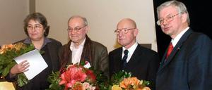 Klaus Völker (2. von links) erhält 2004 den Hessischen Kulturpreis. 