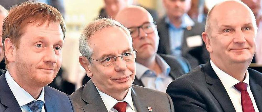 Ein bisschen lächeln für die Kohle: Die Ministerpräsidenten Michael Kretschmer (Sachsen, links) und Dietmar Woidke (Brandenburg, rechts) hoffen ebenso wie Gewerkschaftschef Michael Vassiliadis von der IG BCE auf einen langwierigen Ausstieg.