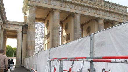 Unter den Linden am Brandenburger Tor gibt es erste Anzeichen für den anstehenden Staatsbesuch des türkischen Staatsoberhauptes Recep Tayyip Erdogan.