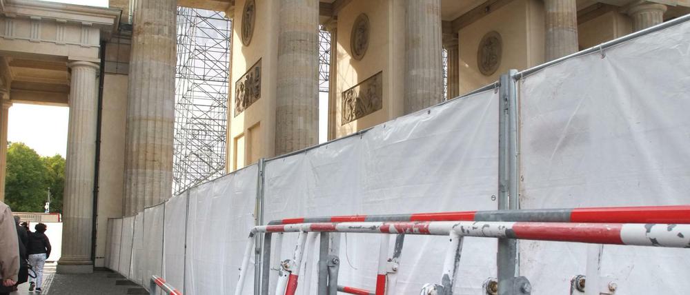 Unter den Linden am Brandenburger Tor gibt es erste Anzeichen für den anstehenden Staatsbesuch des türkischen Staatsoberhauptes Recep Tayyip Erdogan.
