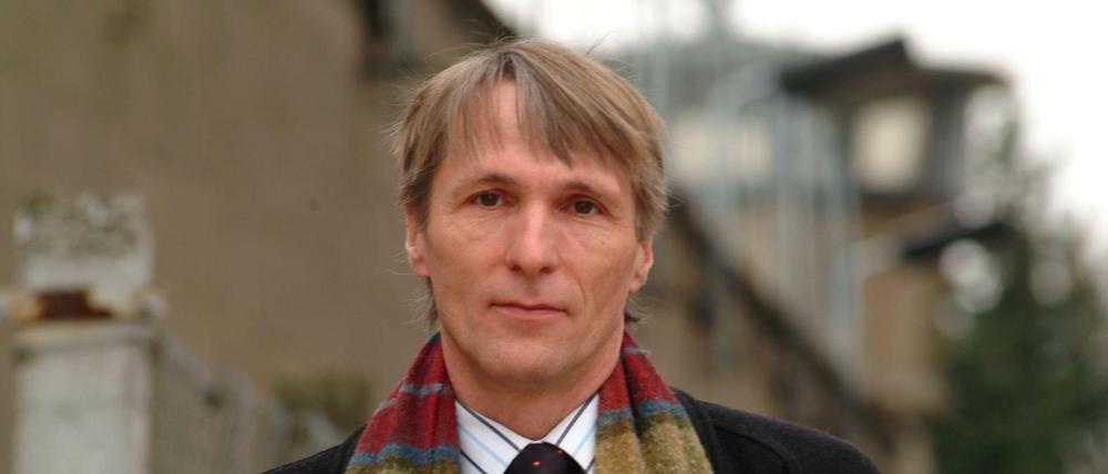 Hubertus Knabe vor der Gedenkstätte Hohenschönhausen, dem ehemaligen Stasigefängnis in Berlin.