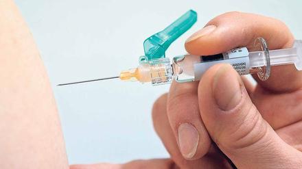 Pik-Ass im Ärmel. Ob die Grippe-Impfung nun drei oder vier Influenza-Typen enthält, es bleibt eine Wette auf die Zukunft, ob die Vakzine in der kommenden Saison vor einer Infektion schützt. Zumindest die Symptome einer Erkrankung mildert sie aber. 