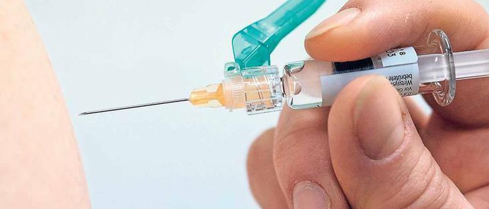 Pik-Ass im Ärmel. Ob die Grippe-Impfung nun drei oder vier Influenza-Typen enthält, es bleibt eine Wette auf die Zukunft, ob die Vakzine in der kommenden Saison vor einer Infektion schützt. Zumindest die Symptome einer Erkrankung mildert sie aber.