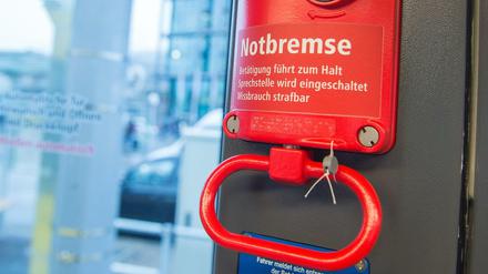 Eine Notbremse einer Straßenbahn der Berliner Verkehrsbetriebe. (Symbolbild)