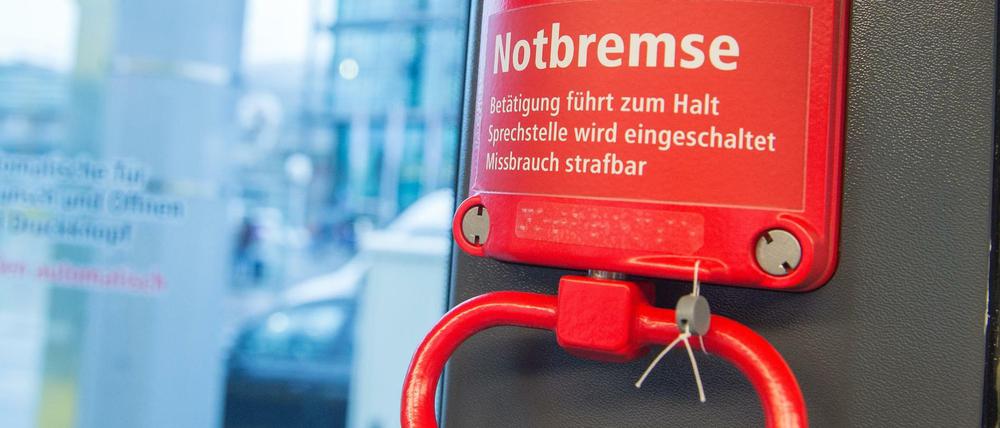 Eine Notbremse einer Straßenbahn der Berliner Verkehrsbetriebe. (Symbolbild)