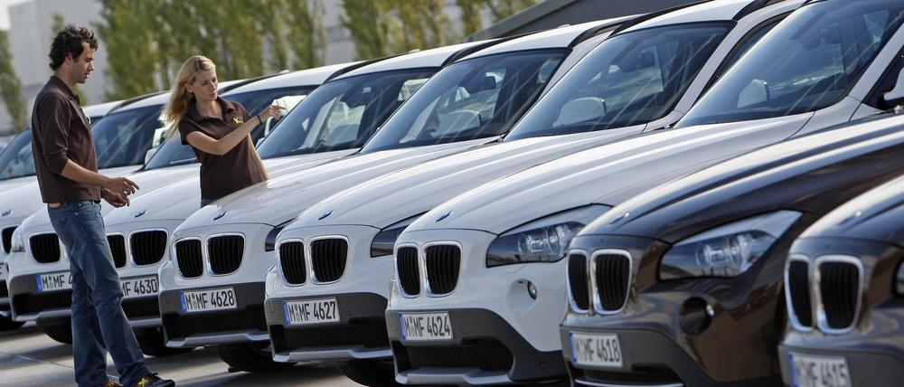Ein junges Paar betrachtet in Leipzig (Sachsen) während einer Pressevorführung einen BMW X1.