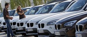 Ein junges Paar betrachtet in Leipzig (Sachsen) während einer Pressevorführung einen BMW X1. 