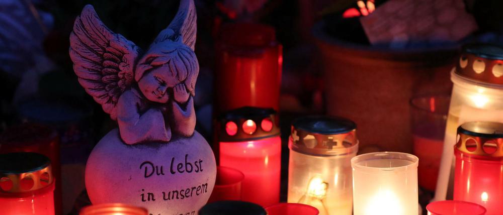 Kerzen und Blumen liegen während einer Kundgebung für den verstorbenen 22-Jährigen auf einem Spielplatz in Köthen.