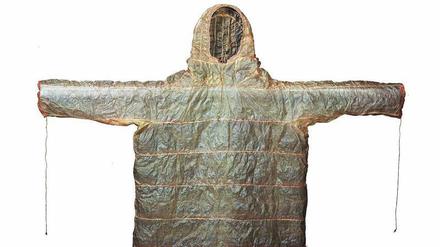 Das Tier wärmt. Anorak aus Robbendarm, angefertigt um 1890 in Alaska.