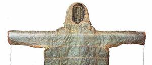 Das Tier wärmt. Anorak aus Robbendarm, angefertigt um 1890 in Alaska.