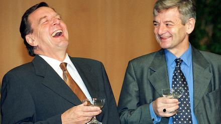 Gerhard Schröder (l) und Joschka Fischer nach der Unterzeichnung des rot-grünen Koalitionsvertrages. 