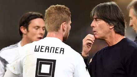 Kommen nach Berlin. Bundestrainer Löw und seine Mannschaft. 