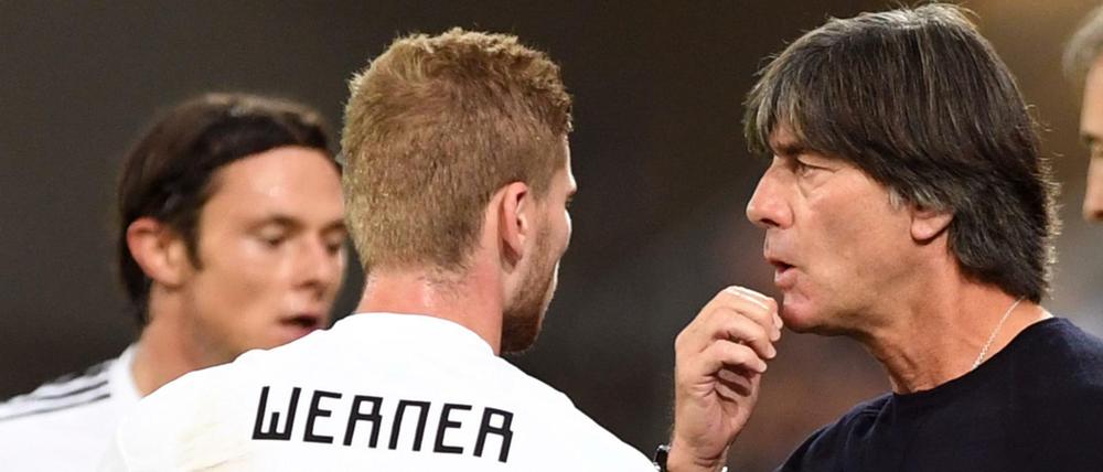 Kommen nach Berlin. Bundestrainer Löw und seine Mannschaft.