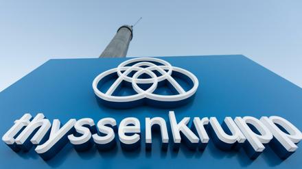 Das Logo von Thyssen-Krupp steht vor dem 246 Meter hohen Testturm. 