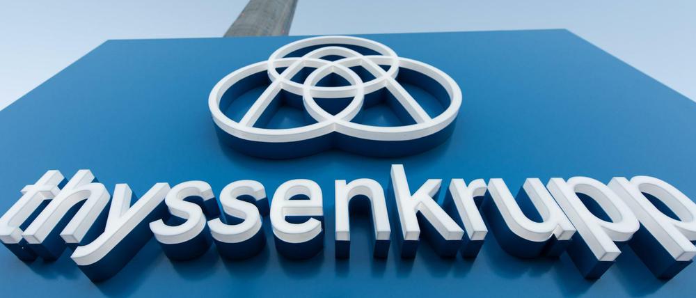 Das Logo von Thyssen-Krupp steht vor dem 246 Meter hohen Testturm.