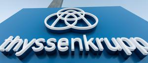 Das Logo von Thyssen-Krupp steht vor dem 246 Meter hohen Testturm. 