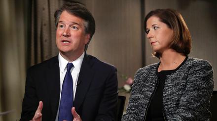 Brett Kavanaugh (l), Wunschkandidat von US-Präsident Trump für den Supreme Court und seine Frau Ashley Estes Kavanaugh beantworten Fragen des Fernsehsenders FOX News. 