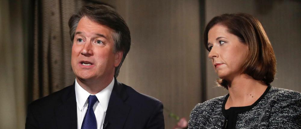 Brett Kavanaugh (l), Wunschkandidat von US-Präsident Trump für den Supreme Court und seine Frau Ashley Estes Kavanaugh beantworten Fragen des Fernsehsenders FOX News. 