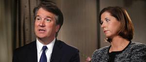 Brett Kavanaugh (l), Wunschkandidat von US-Präsident Trump für den Supreme Court und seine Frau Ashley Estes Kavanaugh beantworten Fragen des Fernsehsenders FOX News. 