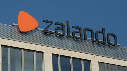 Das Logo vom Onlinehändler Zalando am alten Firmensitz an der Mühlenstraße. Der Konzern zieht nach Friedrichshain.