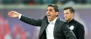 Er schreit, er dirigiert, er tigert durch die Coaching-Zone. Doch es hilft alles nichts. Tayfun Korkuts Zeit beim VfB Stuttgart könnte schon bald enden.