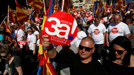 In der Skopje demonstrieren Mazedonier: "Zeigt euch für ein europäisches Mazedonien" steht auf dem Schild geschrieben.