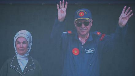 Recep Tayyip Erdogan und seine Ehefrau Emine bei einer Flugshow am im Bau befindlichen neuen Flughafen von Istanbul.