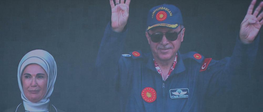 Recep Tayyip Erdogan und seine Ehefrau Emine bei einer Flugshow am im Bau befindlichen neuen Flughafen von Istanbul.