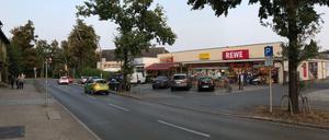 Kladow, Dorfzentrum, Sommer 2020. Rechts der alte Supermarkt, der abgerissen werden soll. - Den Spandau-Newsletter gibt es kostenlos unter leute.tagesspiegel.de.