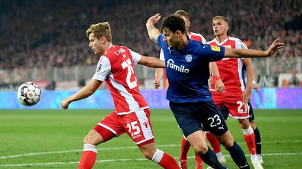 Erst am Ende turbulent. Unions Christopher Lenz (l), Kieler Janni Serra und Unions Grischa Prömel kämpfen um den Ball. 