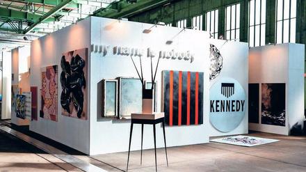 Konzentriert. Im Sektor „Salon“ hat Kurator Tenzing Barshee Werke von 50 Künstlern zur Ausstellung arrangiert. 