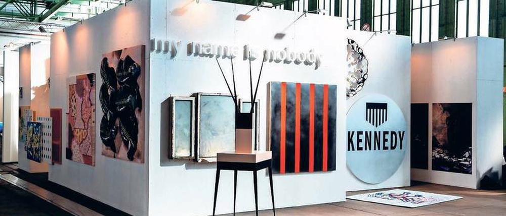 Konzentriert. Im Sektor „Salon“ hat Kurator Tenzing Barshee Werke von 50 Künstlern zur Ausstellung arrangiert.