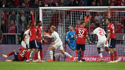 Da habt ihr den Salat, Felix Götze (Mitte) hat zum 1:1 getroffen.