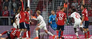 Da habt ihr den Salat, Felix Götze (Mitte) hat zum 1:1 getroffen.