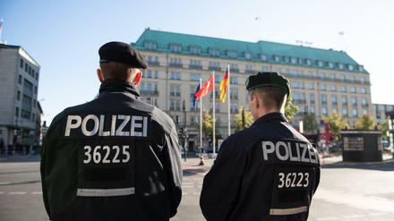 Zwei Polizisten stehen vor dem Hotel Adlon, in dem der türkische Präsident Erdogan seinen Aufenthalt verbringt.