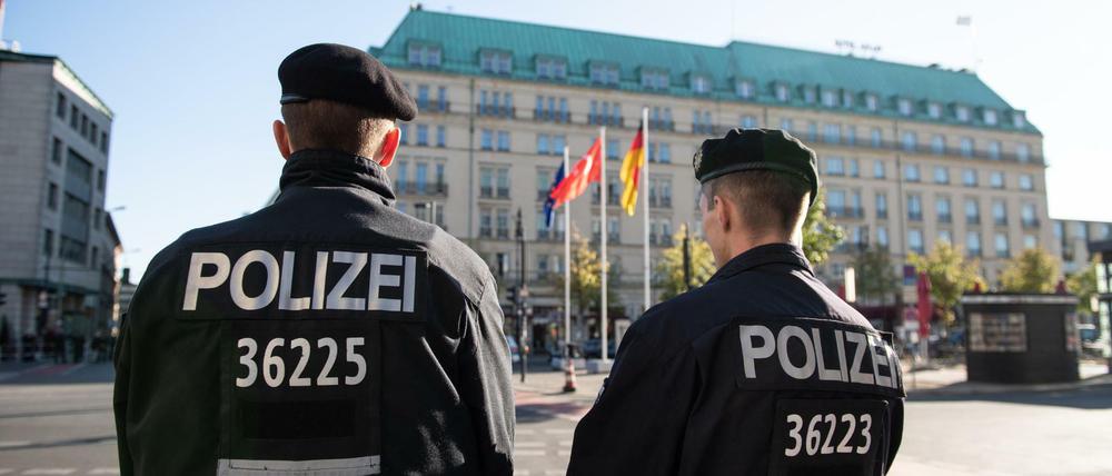 Zwei Polizisten stehen vor dem Hotel Adlon, in dem der türkische Präsident Erdogan seinen Aufenthalt verbringt.